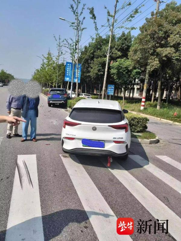 拐弯不让直行，两车相撞双双冲上隔离带