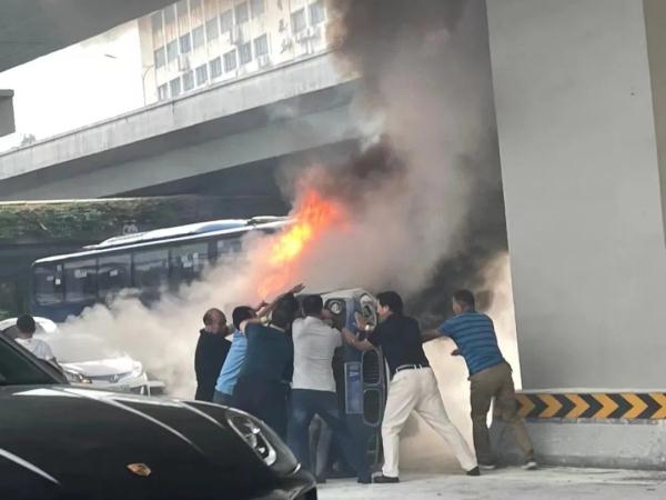 广州一宝马车与出租车相撞后侧翻起火!司机不幸身亡 广州一宝马车与出租车相撞后侧翻起火!司机不幸身亡