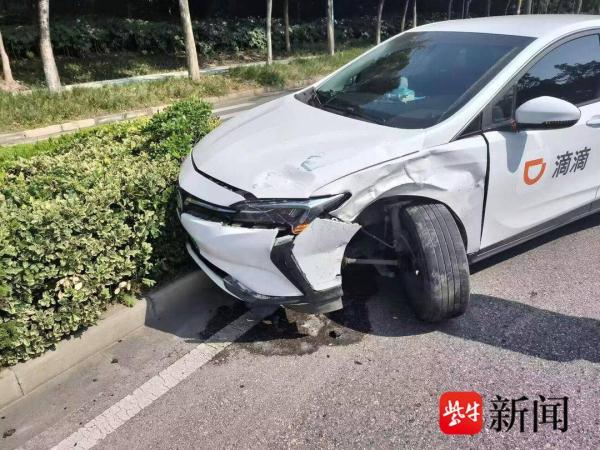 拐弯不让直行，两车相撞双双冲上隔离带