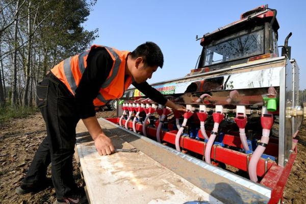 河北廊坊安次区：冬小麦播种忙