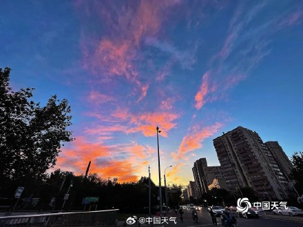 北京天空晚霞登场 上演粉色浪漫 北京天空晚霞登场 上演粉色浪漫