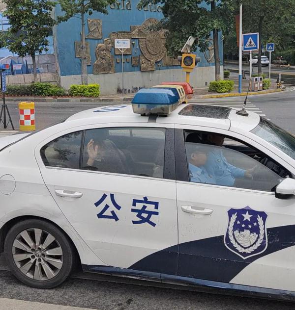 92岁老人路边摔倒,一对母子正好路过…… 92岁老人路边摔倒,一对母子正好路过……