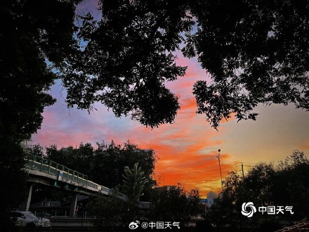 北京天空晚霞登场 上演粉色浪漫 北京天空晚霞登场 上演粉色浪漫