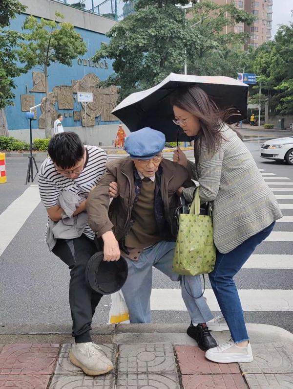 92岁老人路边摔倒,一对母子正好路过…… 92岁老人路边摔倒,一对母子正好路过……