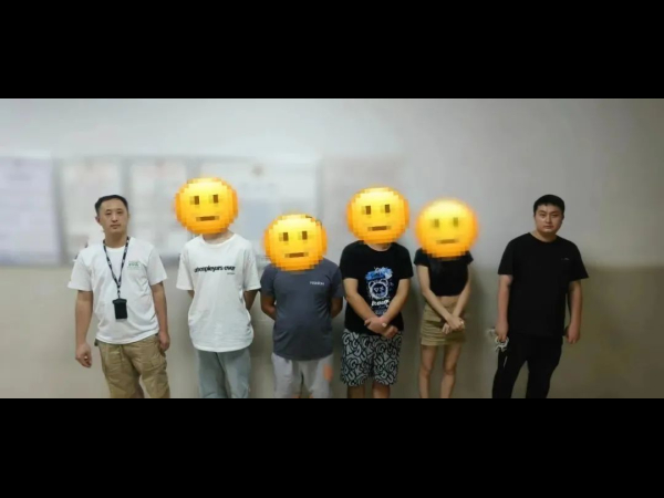 “警官，我来自首，我还要举报一个犯罪团伙！”