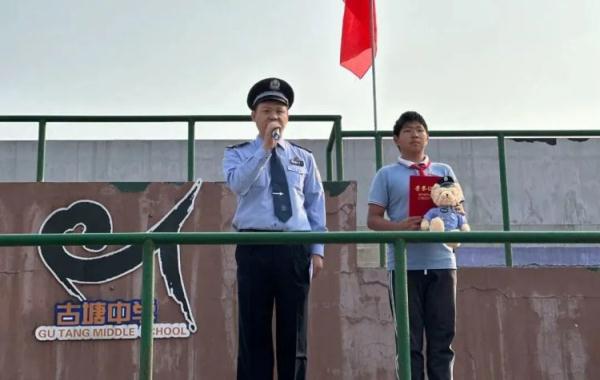升旗仪式上的“显眼包”，这事干得漂亮！