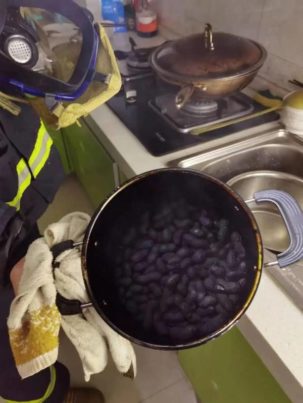 煮花生变成“炼丹”!警惕藏在厨房的“火灾帮凶” 煮花生变成“炼丹”!警惕藏在厨房的“火灾帮凶”