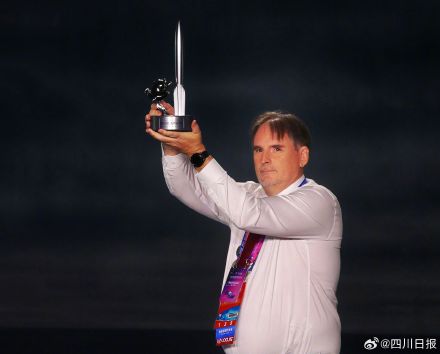 雨果奖奖杯亮相！首次出现中国大熊猫