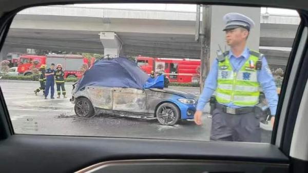 广州一宝马车与出租车相撞后侧翻起火!司机不幸身亡 广州一宝马车与出租车相撞后侧翻起火!司机不幸身亡