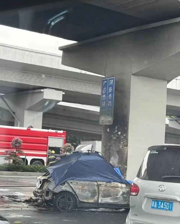 广州一宝马与出租车相撞后侧翻起火,宝马司机被困车内,不幸身亡 广州一宝马与出租车相撞后侧翻起火,宝马司机被困车内,不幸身亡