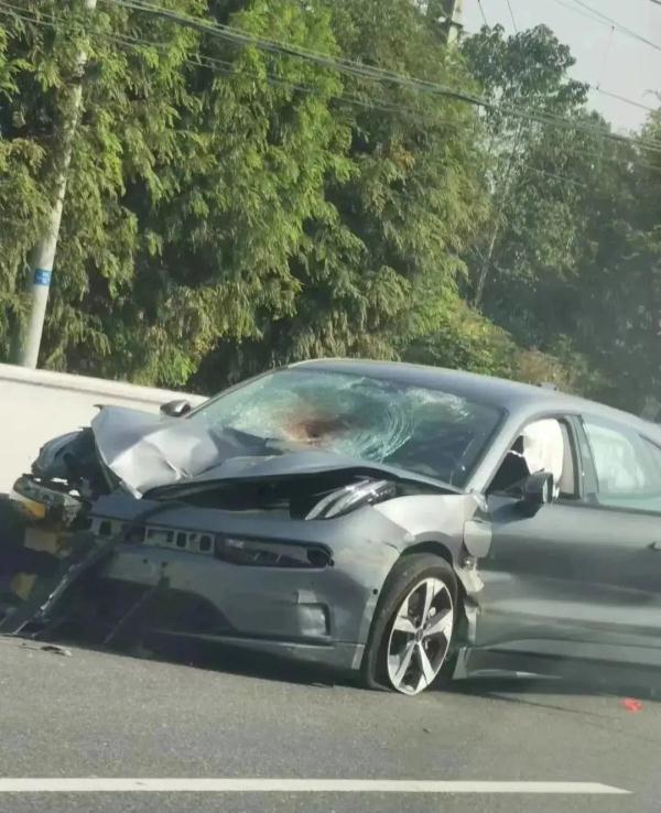 浙江一老人横穿马路被撞飞当场死亡，警方通报