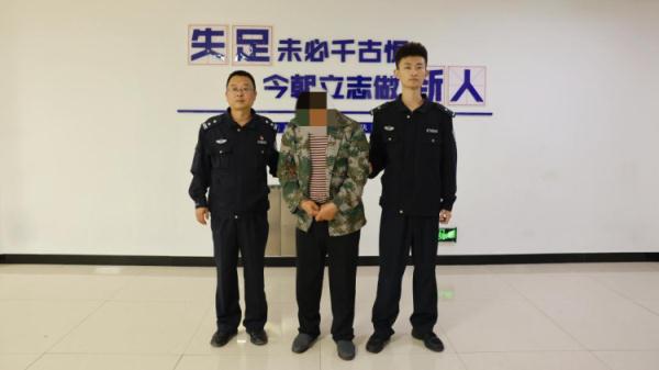 离谱！车内装吸尘器偷玉米6000斤