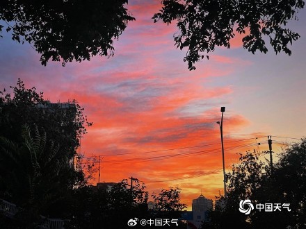 北京天空晚霞登场 上演粉色浪漫 北京天空晚霞登场 上演粉色浪漫