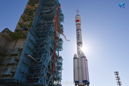 高清大图！神十七船箭组合体已就位