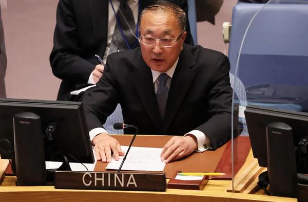 医院遭空袭后24小时,加沙地带一学校又遭袭 医院遭空袭后24小时,加沙地带一学校又遭袭