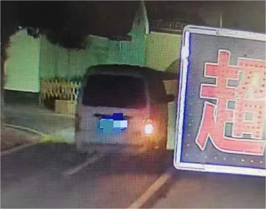 离谱！车内装吸尘器偷玉米6000斤