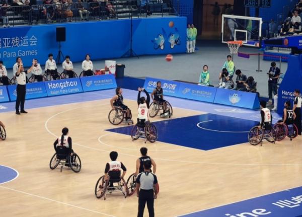 亚残运会中国队首场比赛，最热烈的掌声给了这一幕