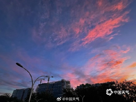 北京天空晚霞登场 上演粉色浪漫 北京天空晚霞登场 上演粉色浪漫