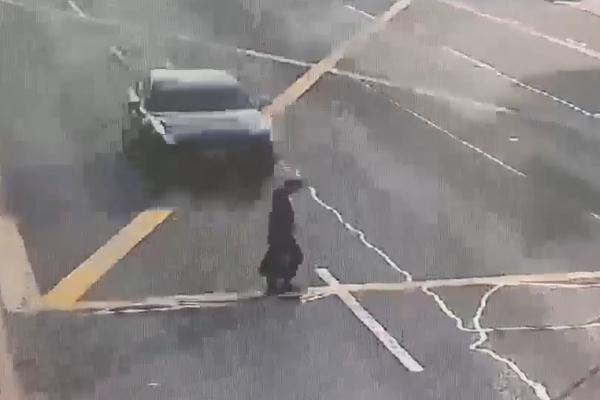 浙江一老人横穿马路被撞飞当场死亡，警方通报