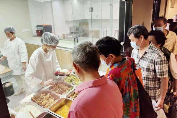 跟阿姨爷叔别苗头！上海年轻人流行吃食堂？网友：看馋了...