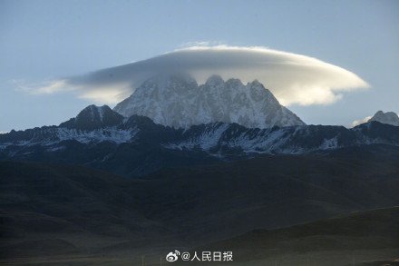 神奇又壮美！四川雅拉雪山帽子云奇观