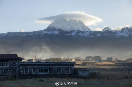 神奇又壮美！四川雅拉雪山帽子云奇观
