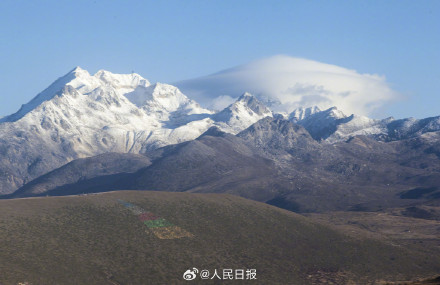 神奇又壮美！四川雅拉雪山帽子云奇观