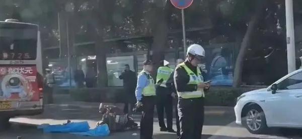 女童乘电瓶车遇“开门杀”被公交碾压身亡！警方通报