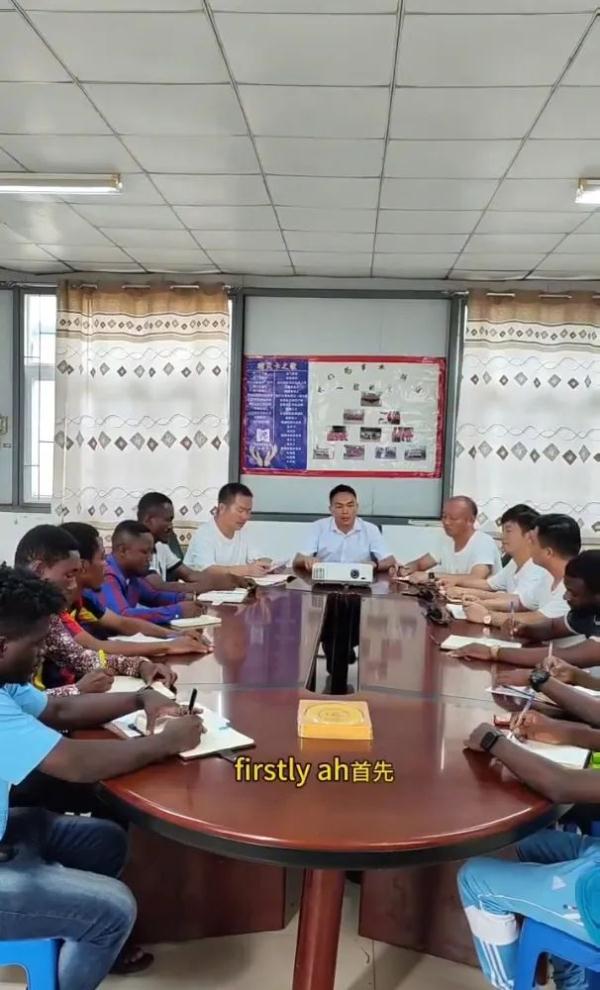 80后小伙在非洲给员工开会火出圈！网友：一开口有那味了