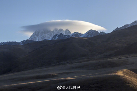 神奇又壮美！四川雅拉雪山帽子云奇观