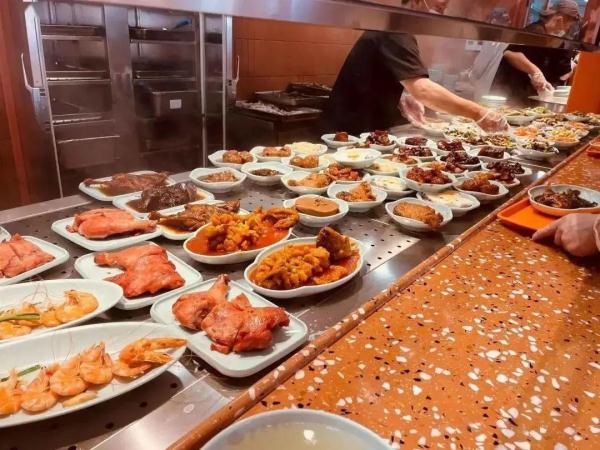 跟阿姨爷叔别苗头！上海年轻人流行吃食堂？网友：看馋了...
