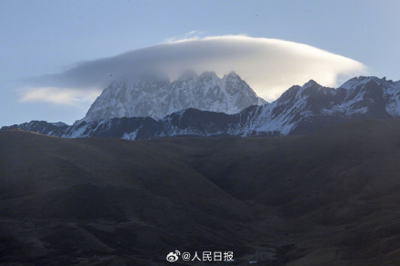 神奇又壮美！四川雅拉雪山帽子云奇观