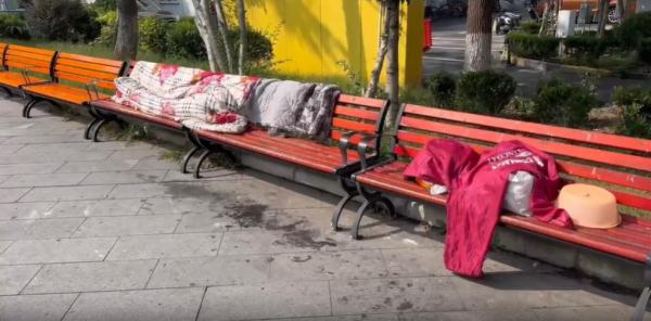 卖房替儿还债,71岁上海阿婆露宿长椅5个月!终于得到安置 卖房替儿还债,71岁上海阿婆露宿长椅5个月!终于得到安置