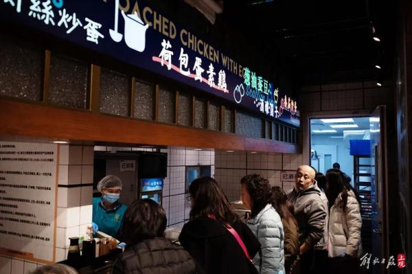 跟阿姨爷叔别苗头！上海年轻人流行吃食堂？网友：看馋了...