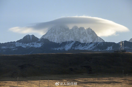 神奇又壮美！四川雅拉雪山帽子云奇观