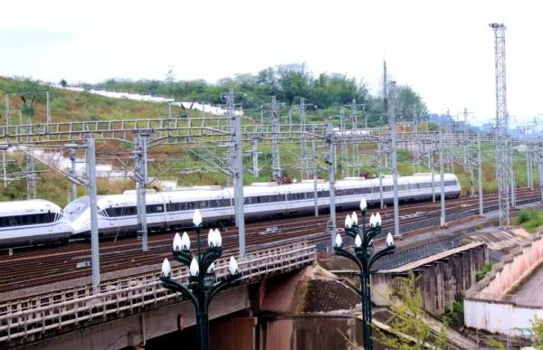 来了!CRH2G型高寒动车组首次在川落户 来了!CRH2G型高寒动车组首次在川落户