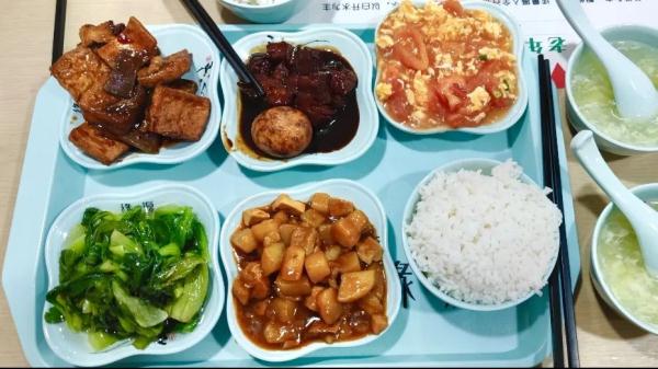 跟阿姨爷叔别苗头！上海年轻人流行吃食堂？网友：看馋了...