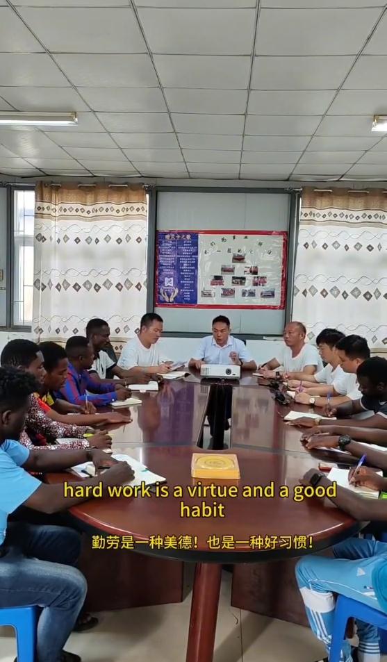 80后小伙在非洲给员工开会火出圈！网友：一开口有那味了