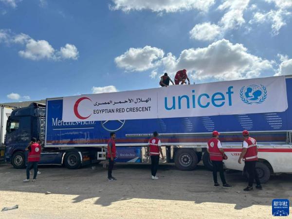 埃及援助人员在拉法口岸附近准备救援卡车