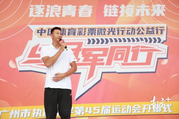 易建联现身广州一中学，谈及未来的计划……