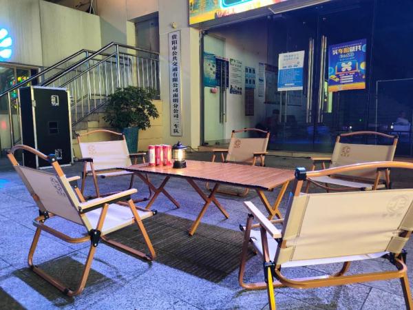 贵阳公交车上，能喝酒、能蹦迪！