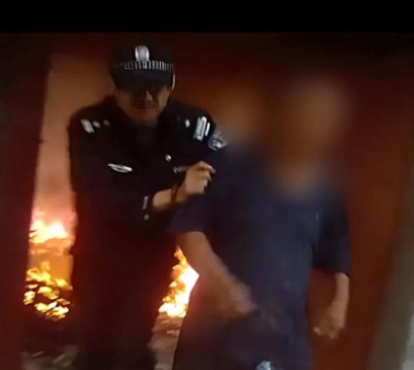 熊熊大火中的这个背影，刷屏了！