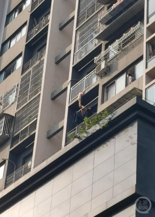 生死15分钟!小女孩被卡阳台栏杆,小伙双手托举…… 生死15分钟!小女孩被卡阳台栏杆,小伙双手托举……