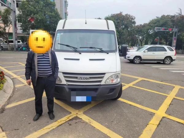 路上惊现“钢铁侠”？