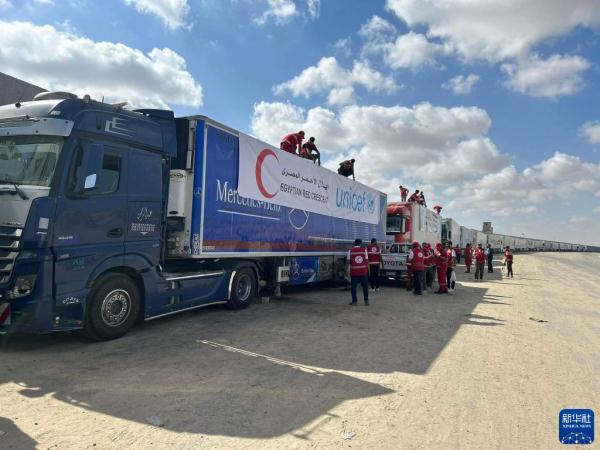 埃及援助人员在拉法口岸附近准备救援卡车