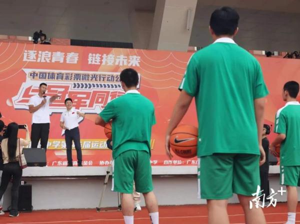 易建联现身广州一中学，谈及未来的计划……