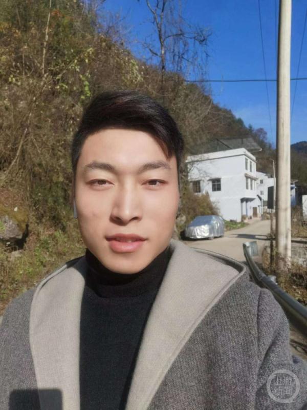 生死15分钟!小女孩被卡阳台栏杆,小伙双手托举…… 生死15分钟!小女孩被卡阳台栏杆,小伙双手托举……