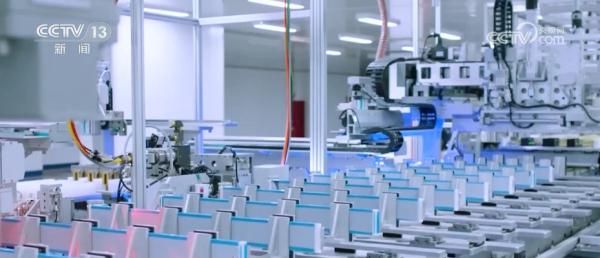 强化“根”技术研发 智能芯片、开发框架、通用大模型等创新成果不断涌现 强化“根”技术研发 智能芯片、开发框架、通用大模型等创新成果不断涌现