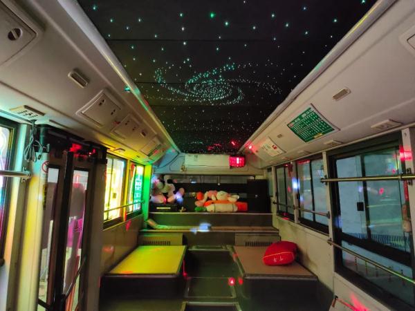 贵阳公交车上，能喝酒、能蹦迪！