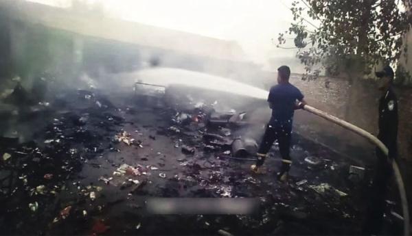 熊熊大火中的这个背影，刷屏了！